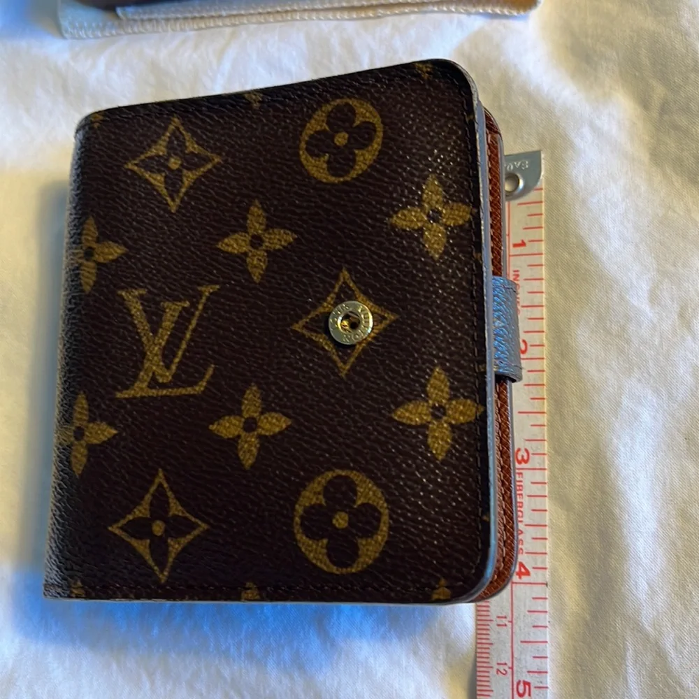 𝐀𝐔𝐓𝐇𝐄𝐍𝐓𝐈𝐂 𝐋𝐎𝐔𝐈𝐒 𝐕𝐔𝐈𝐓𝐓𝐎𝐍 𝐂𝐨𝐦𝐩𝐚𝐜𝐭 𝐖𝐚𝐥𝐥𝐞𝐭 - Picture 10 of 16